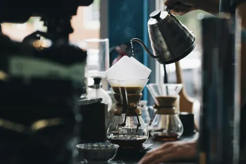Café coado em uma jarra de vidro com filtro de papel